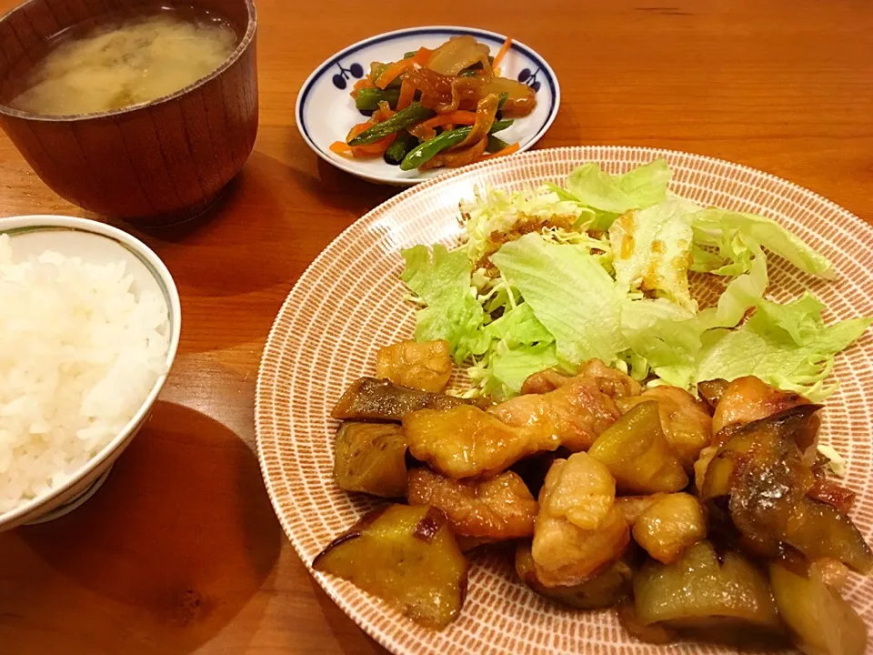 1/10 夕飯♪ 鶏肉と茄子の甘酢餡  インゲンと薩摩揚げのきんぴら  味噌汁|ikukoさん