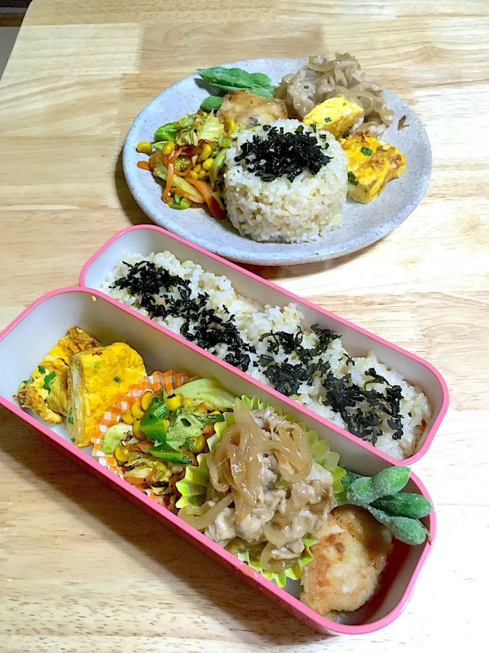 今日の自分お弁当と旦那さんお弁当(人'▽`)

ネギ入り卵焼き
チキンカツ
野菜のカレー粉炒め
枝豆
豚の生姜焼き
わかめごはん|さくたえさん