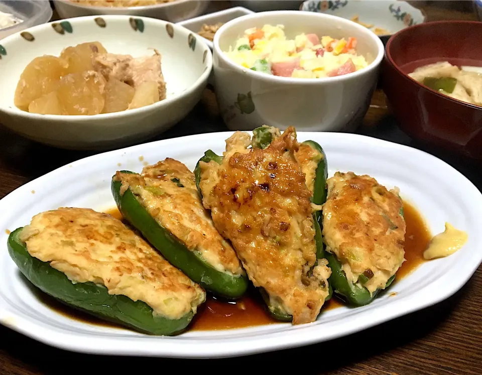 Snapdishの料理写真:晩ごはん🌙💫
ピーマン肉詰め
親父のポテトサラダ🥔
鮭缶と大根の煮物
白菜の胡麻味噌和え  ほうれん草の胡麻和え
自家製なめ茸 白菜浅漬け 
わかめと揚げと長ネギの味噌汁
雑穀ごはん|ぽんたさん