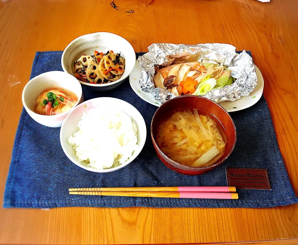 Snapdishの料理写真:和食 一汁三菜🥕
 #鮭のホイル焼き  #大根のお味噌汁 #お豆腐のしんじょ #ひじきとレンコンの煮物 #野菜多めの和食定食|Chihi❁︎.*･ﾟさん