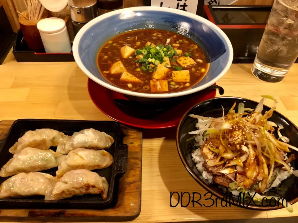 麺家酒場 粋人 麻婆ラーメン 鉄鍋豚野菜餃子 チャーシュー丼|ddr3rdmixさん