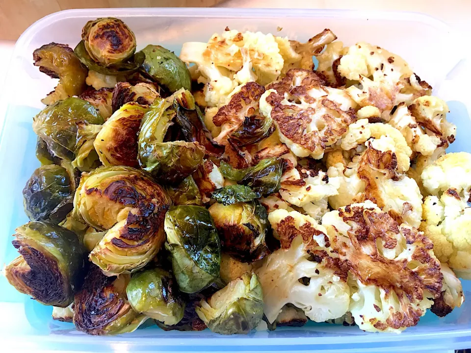 Snapdishの料理写真:Roasted Cauliflower & Brussels Sprouts  #roastedveggies  #cauliflower  #brusselssprouts|🌺IAnneさん