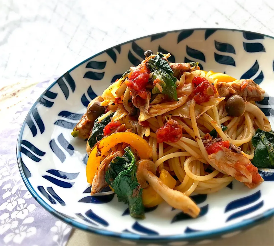 昼ごはん  鯖缶とほうれん草のトマトソースパスタ🍝|砂雪さん