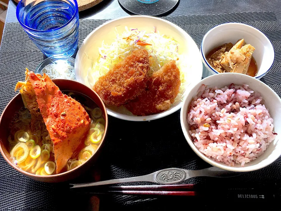 蟹汁🦀 
厚切りハムカツ 
キャベツの千切り 
ごぼうの漬物 
雑魚 
雑穀ごはん|yumyum😋さん