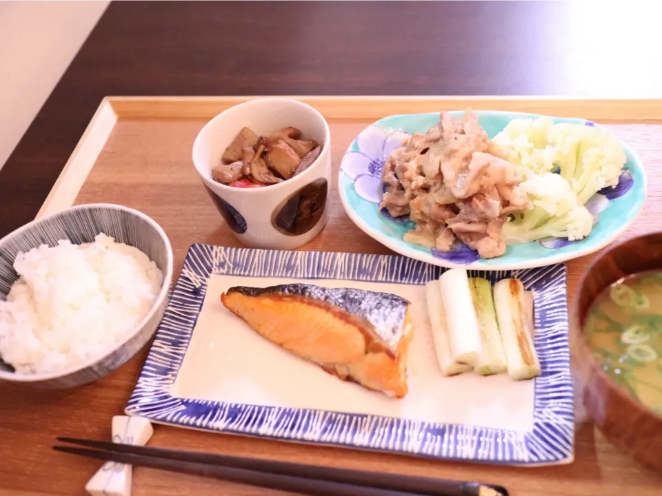 Snapdishの料理写真:焼き鮭
煮物
豚肉のにんにく味噌炒め
お味噌汁|NAKATAさん