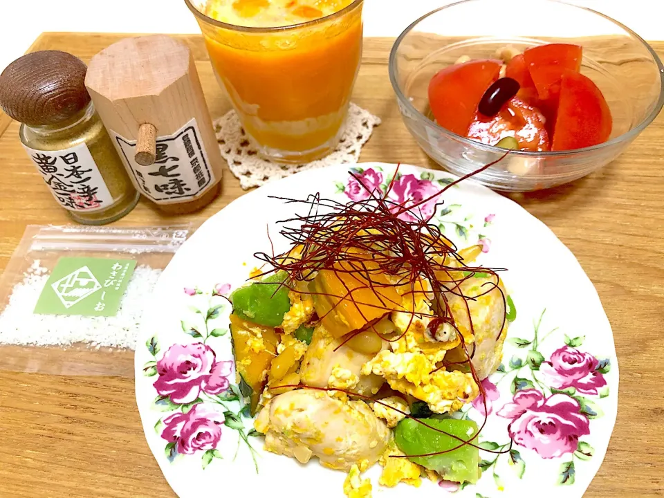 ヘルシーお昼ご飯✨ ササミと野菜の生姜炒め。 サラダ豆とトマトサラダ🥗。 豆乳生オレンジＪ🍹|AKUBI*:ஐ(●˘͈ ᵕ˘͈)さん