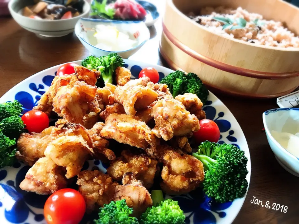 Snapdishの料理写真:咲きちゃんの料理 うちの ザンギ🐔 （鶏のから揚げ）とお赤飯などで成人式の日のお昼ご飯|みきおさん