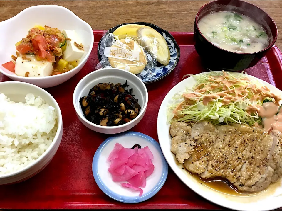 めちゃ安 トンテキ定食
#喜代  #豆腐サラダ #カス汁 
#ひじきの煮物 #漬物 #デザート
#580円|mottomoさん