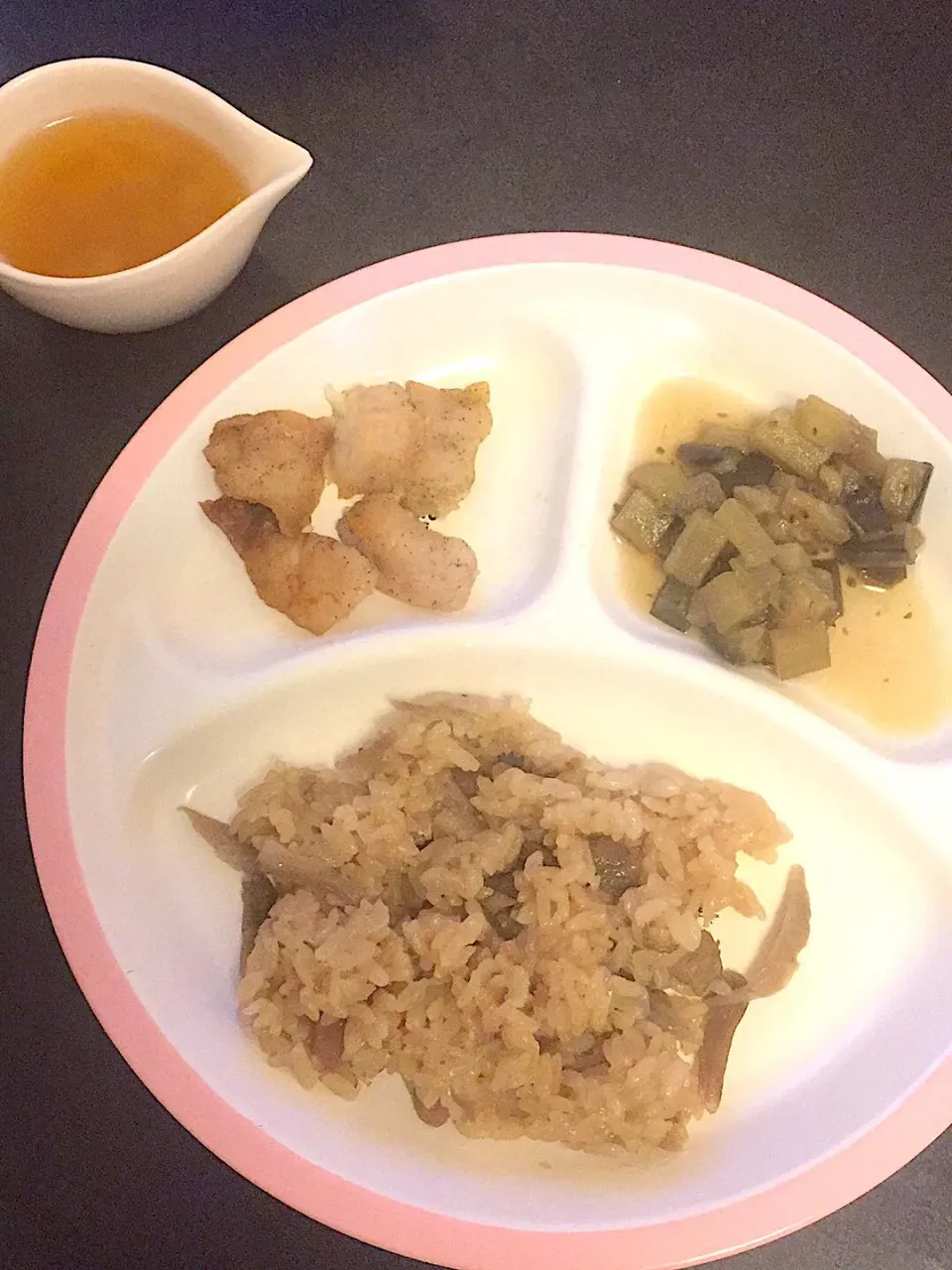 離乳食 夜
・鶏ごぼうの炊き込みご飯
・鱒のムニエル
・ナスの煮浸し
・キャベツのお味噌汁
・りんご(写真無し)|ぺろたんさん