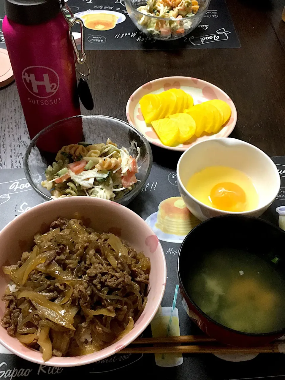 Snapdishの料理写真:牛丼、マカロニサラダ、味噌汁、たくあん(*^ω^*)水素水と|ライムさん