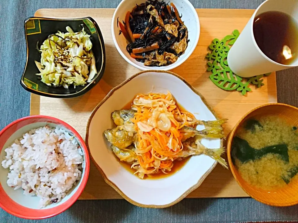 Snapdishの料理写真:アジの南蛮漬け、キャベツの塩昆布サラダ、ひじき煮、味噌汁、三十穀米|おむすびさん