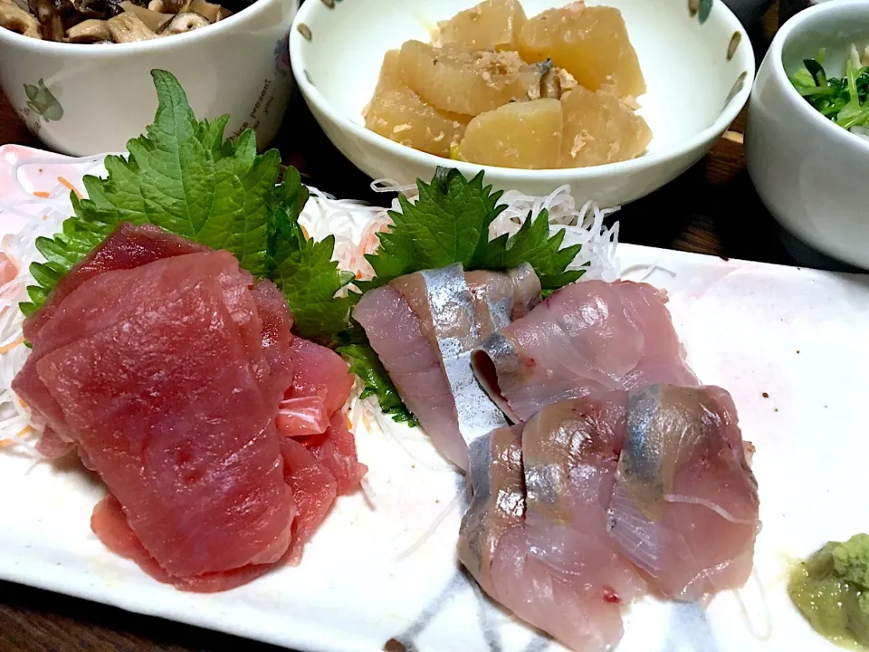 晩ごはん🌙💫
刺身２種（マグロ切落し、イナダ）
鮭缶と大根の煮物
きのこバター  豆苗としめじのナムル
親父のポテト🥔サラダ  大根の皮の漬物
ワカメと豆腐の味噌汁 
雑穀ごはん|ぽんたさん