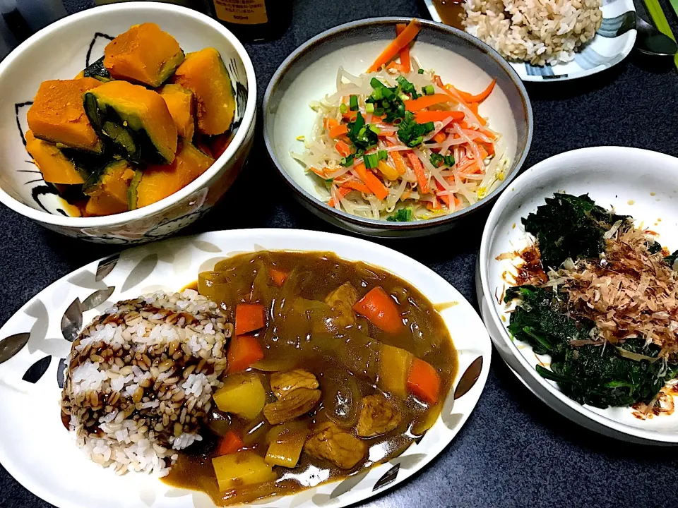 Snapdishの料理写真:もち麦飯ゴロゴロポーク肉カレーライス、カボチャ煮付け、やみつきモヤシ人参ナムル、ちぢみホウレンソウ|ms903さん