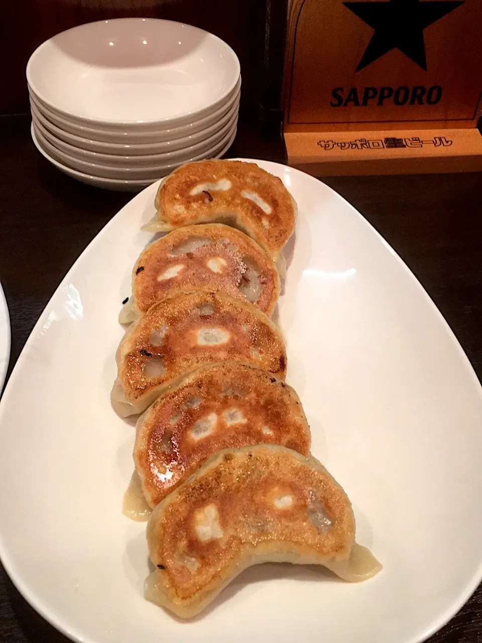 熱々の焼き餃子が登場&🍺|Tarou  Masayukiさん