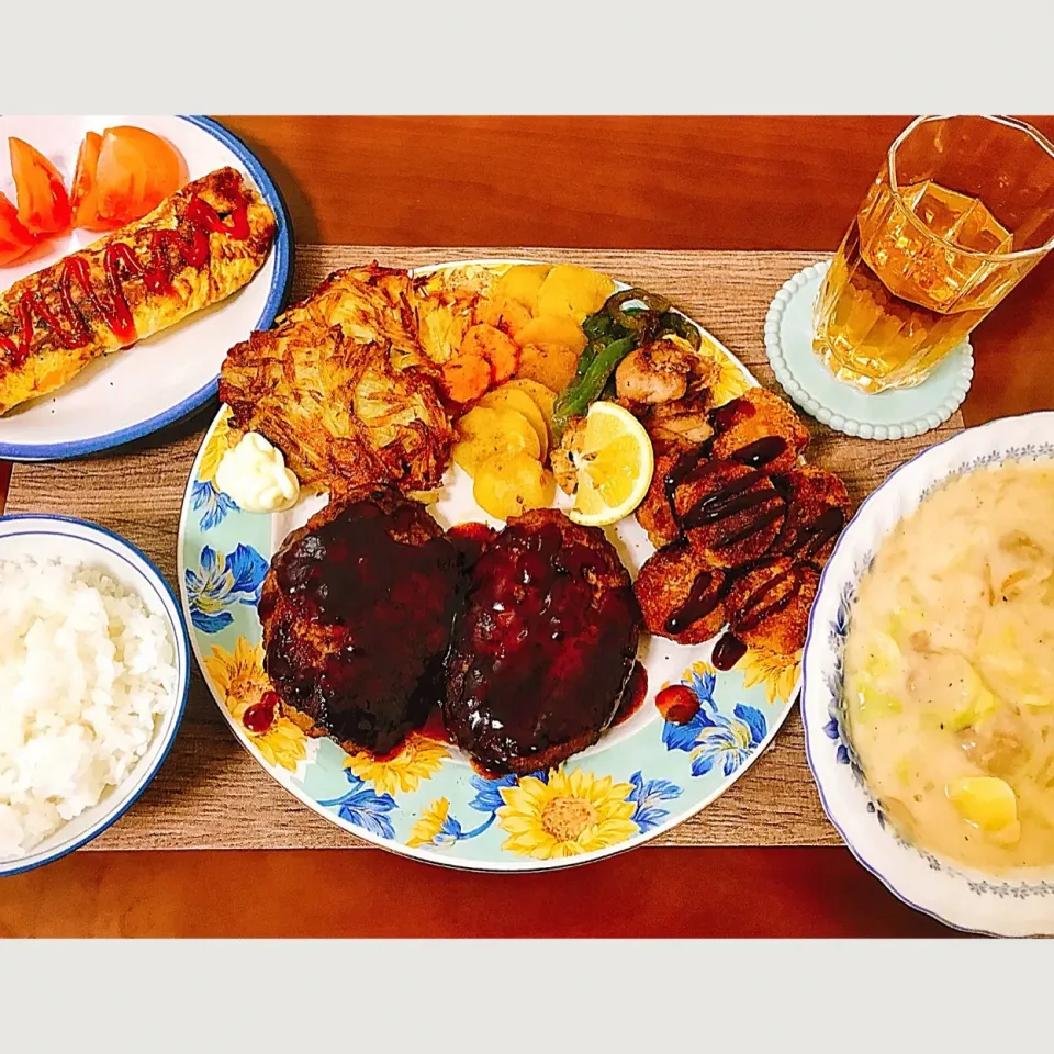 【晩御飯】
ハンバーグ
ハッシュドポテト
鶏肉のアンチョビガーリック
ミニメンチカツ
付け合わせの野菜
四角いオムレツ
トマト
野菜たっぷりクリーム煮|たろさんさん