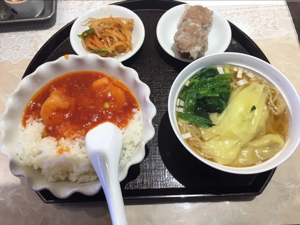 エビチリ丼、ワンタン麺、焼売 ランチセット

#エビチリ
#ワンタン麺
#焼売
 #ランチ|おっちさん