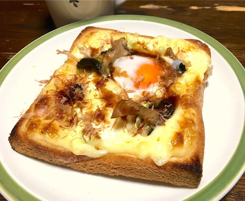 朝ごはん🍽☀️
お好み目玉トースト🍞🍳
ソイラテ
 #目玉トースト #お好み焼き|ぽんたさん