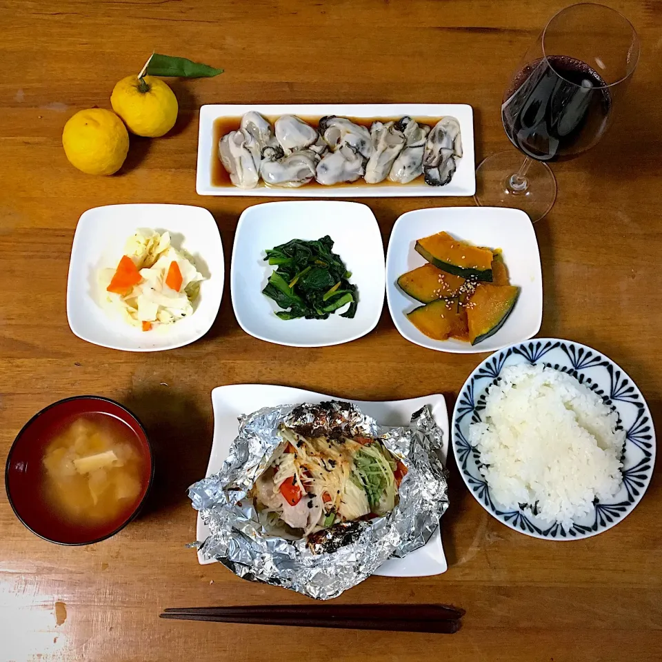 Snapdishの料理写真:豚のホイル焼き、味噌マヨネーズアジ
生牡蠣、キャベツのピクルス、青菜の柚子浸し、カボチャの甘煮、味噌汁|nanaさん