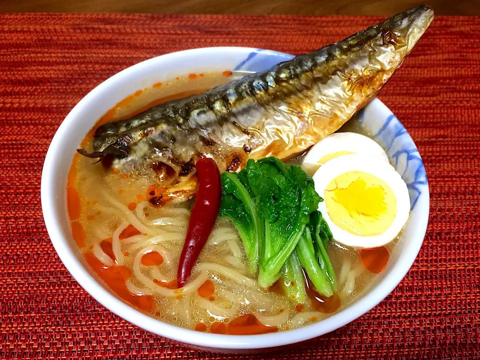 焼鯖のせ辛味噌ラーメン🐟🍜🌶|ぱぴこ家さん