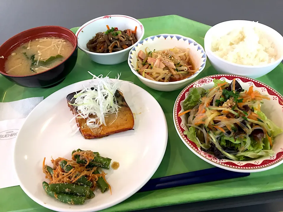 鯖の生姜焼、糸こんにゃくとえのきの金平、もやしとハムの中華和え、春雨とキャベツのサラダ|Tadahiko Watanabeさん