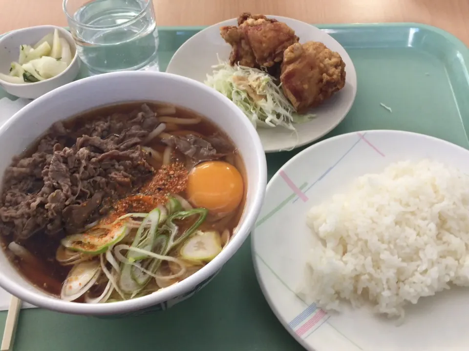 Ｂランチ（肉うどん、唐揚げ、半ライス）
 #ランチ 
 #からあげ 
 #肉うどん|おっちさん