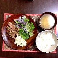 Snapdishの料理写真:鶏肉とブラウンマッシュルームの炒め物、ポテトサラダ、お味噌汁|patokoさん