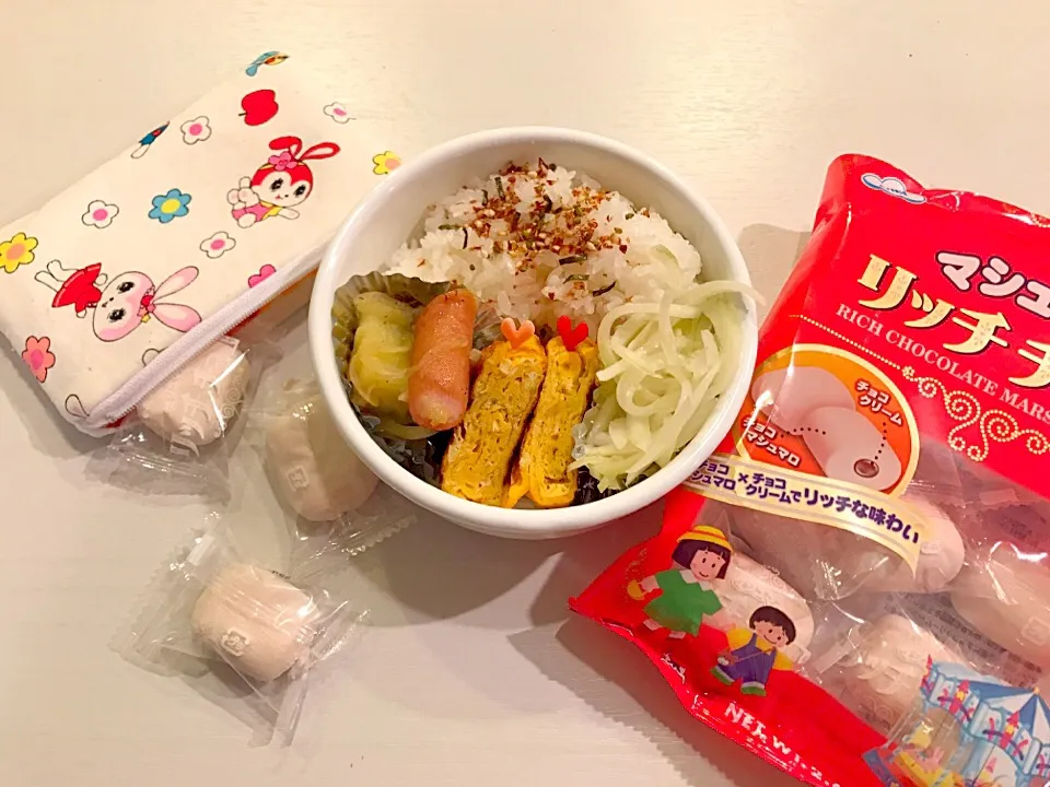 Snapdishの料理写真:マシュマロリッチチョコ#エイワ#エイワさんありがとうございます！#お弁当 #仕事の休憩時のお弁当後に#リッチな味わい#チョコマシュマロの中にチョコクリーム#甘いものは疲れがとれますね^ ^|えりこ　　　      　　 2016.2.14~さん