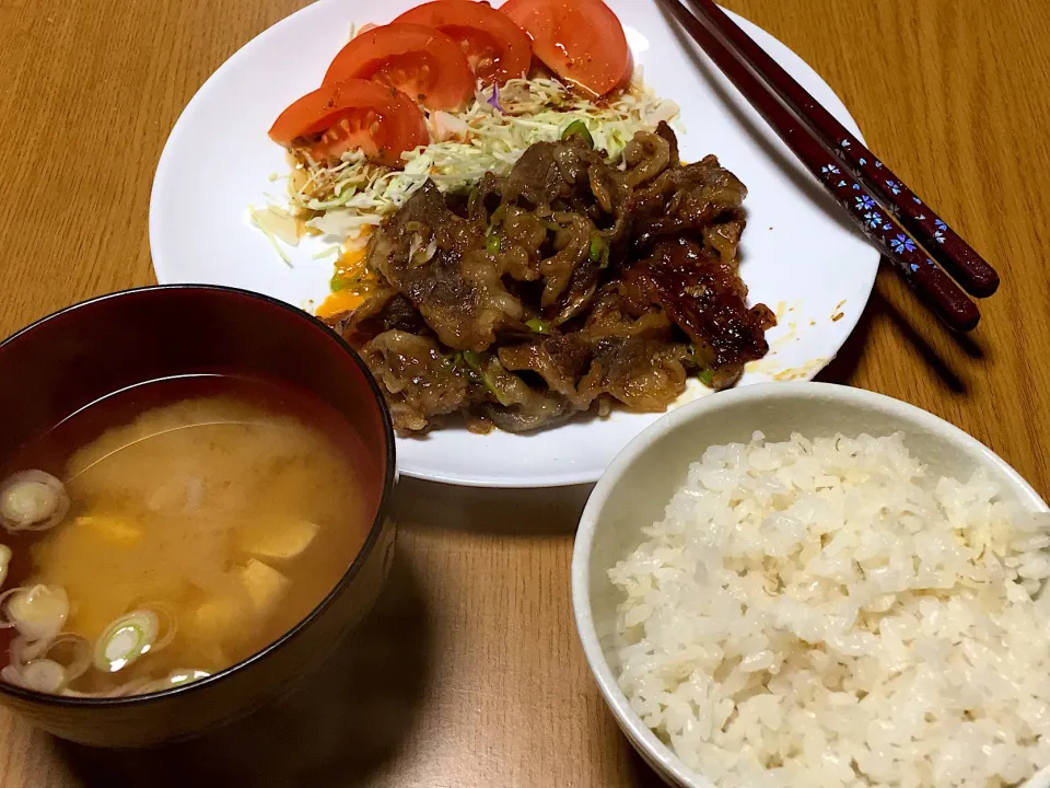 プルコギと野菜のプレート
帆立豆腐のお味噌汁
ビタバァレーご飯🍚|yumyum😋さん