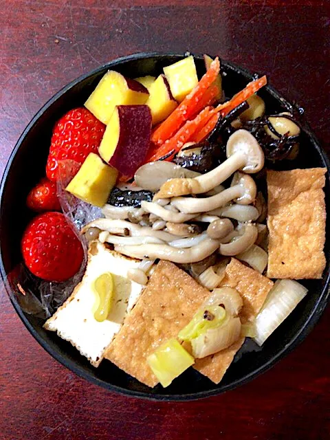 Snapdishの料理写真:昨日と同じお弁当に苺🍓 #vegetarian  #vegetable  #vegan  #bento  #お弁当 #|aiさん