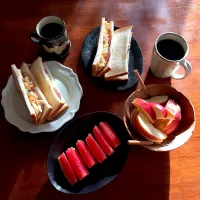 Snapdishの料理写真:ホットサンドとフルーツで朝ごはん♡|ayuayu45さん