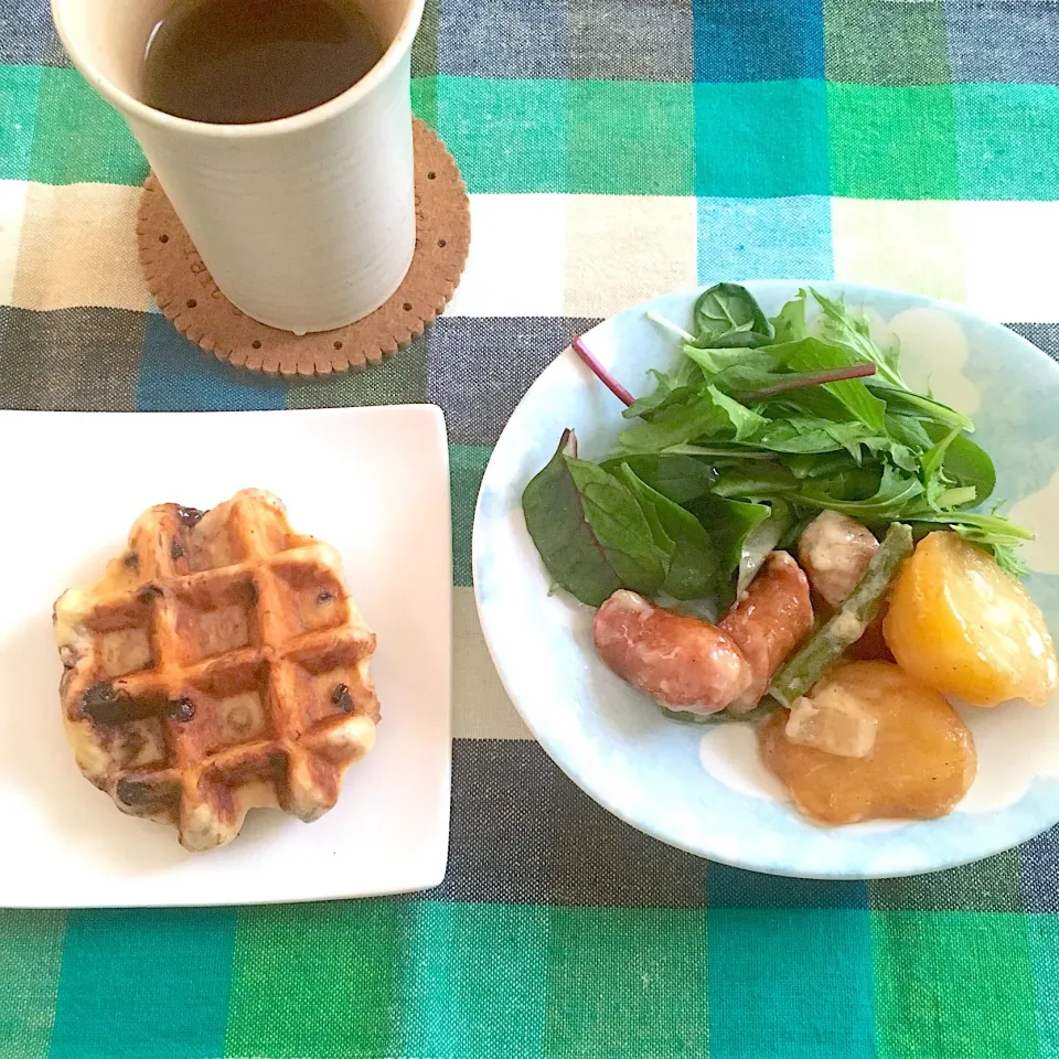 チョコチップワッフルとチーズポテトの朝ごはん|かぴこさん