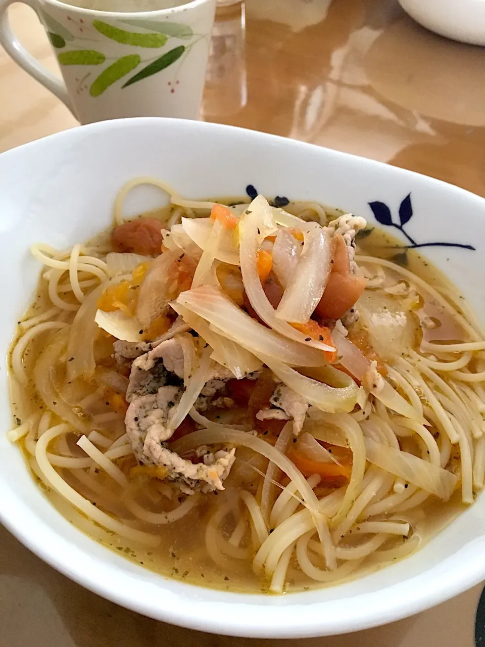 Snapdishの料理写真:豚肉とトマトのハーブスープスパゲティ  #ランチ  #パスタ|えりさん