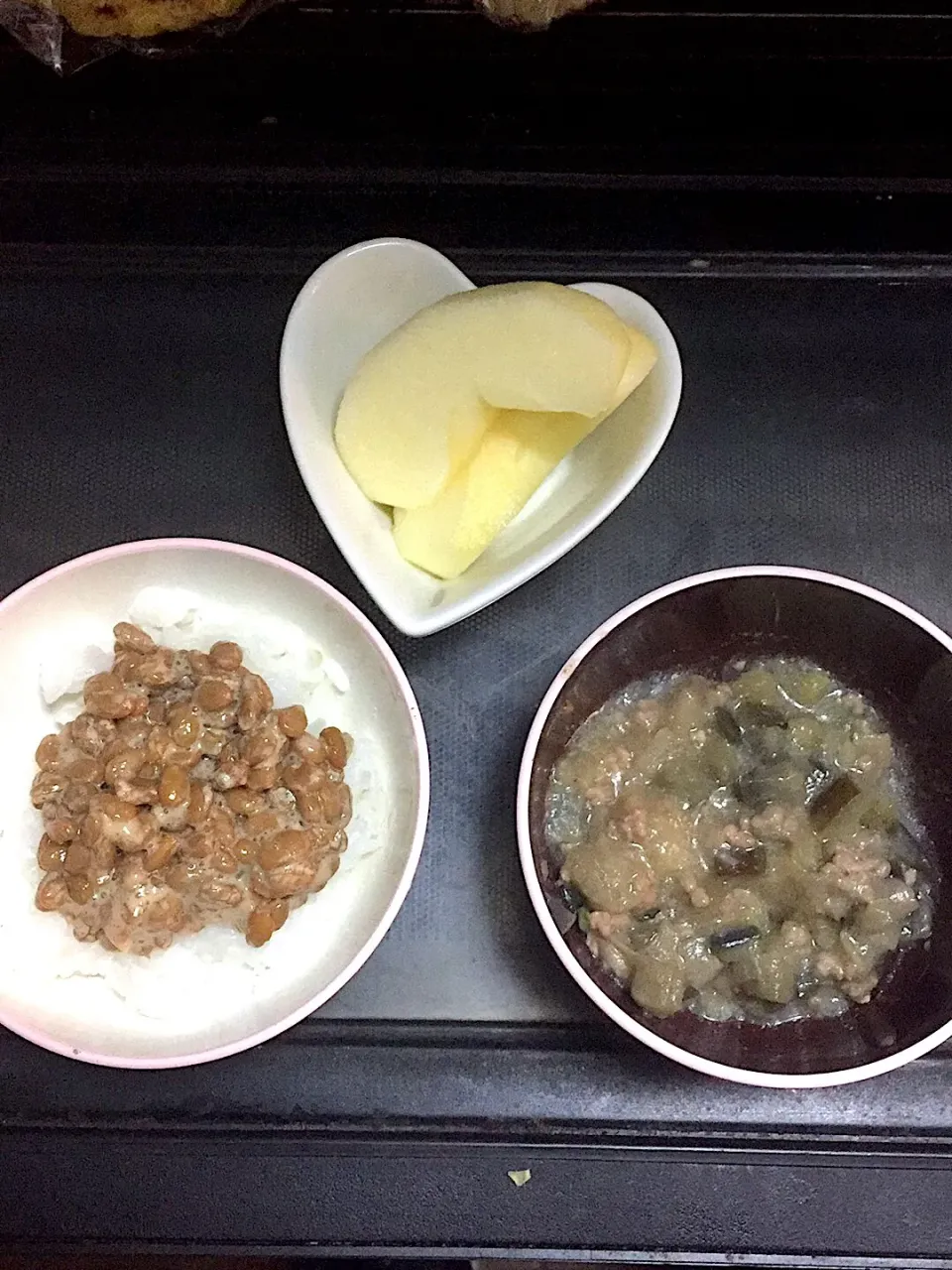 離乳食  夜
・納豆ごはん
・ナスとひき肉のトロトロ
・りんご|ぺろたんさん