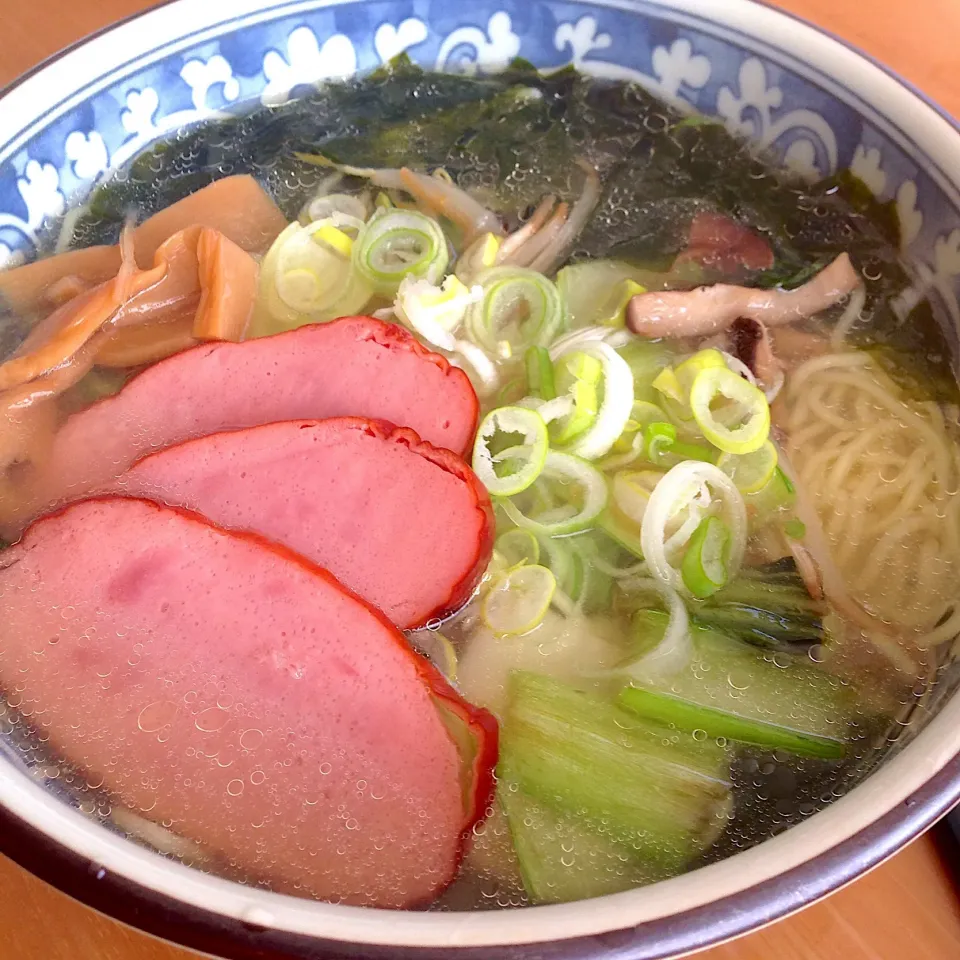 Snapdishの料理写真:昔ながらの塩ラーメン🍜具沢山
2018.1.13|Yu Yu mamaさん