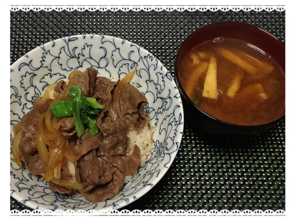 Snapdishの料理写真:牛丼・しめじとお揚げのお味噌汁|美也子さん