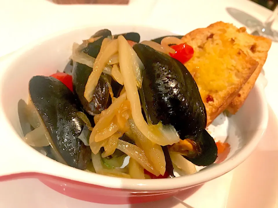 Sautéed mussels, garlic bruschetta|Sky Blueさん