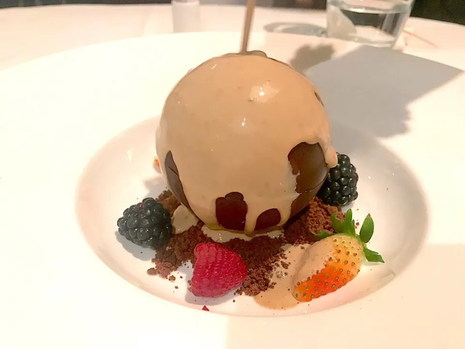 White chocolate truffle with coffee sauce|Sky Blueさん