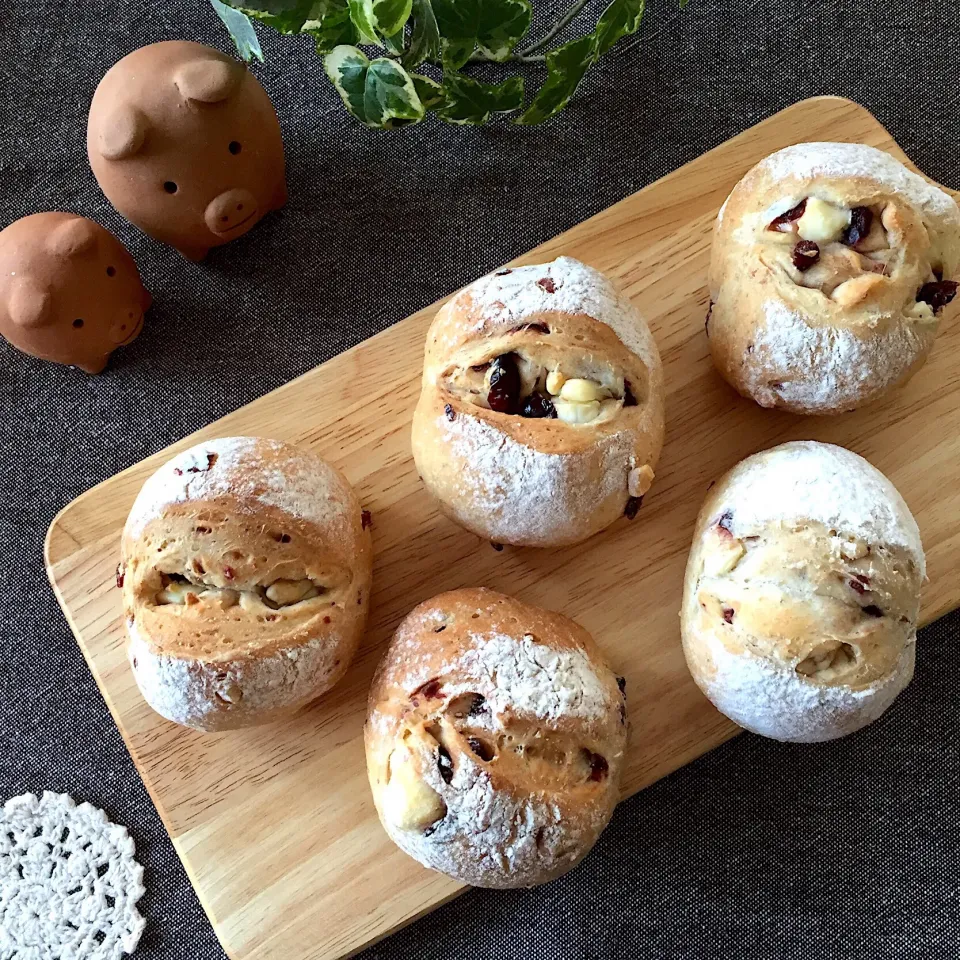 Snapdishの料理写真:胡桃とクランベリー、クリチ入りのパン🥖|むーさん