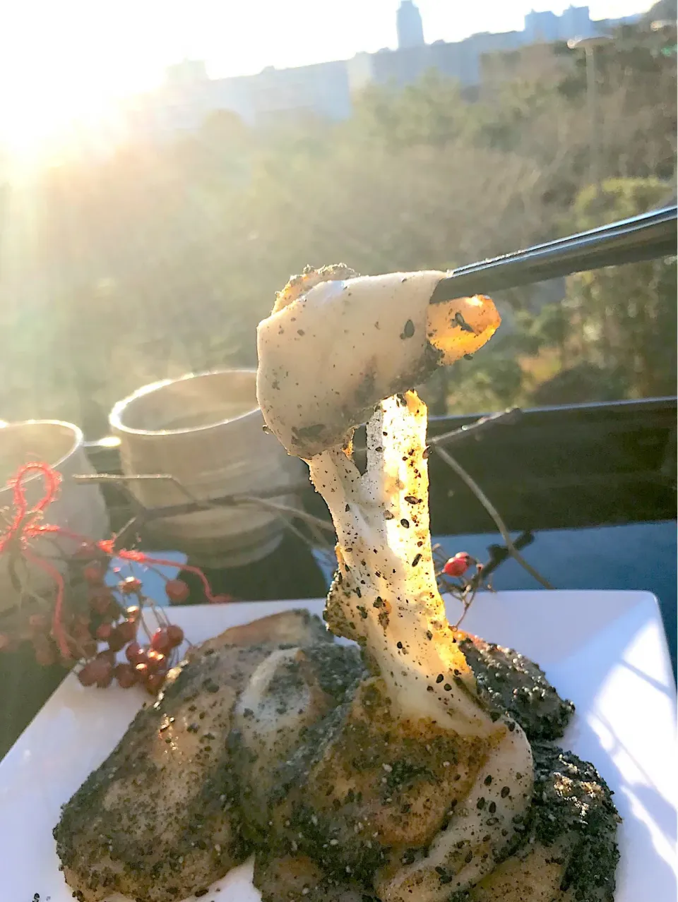 Snapdishの料理写真:nonさんの料理 上沼恵美子が絶賛してた黒ゴマたっぷり甘醤油餅を佐野さんが作ったのをみてハマってしまい二度目のびろ〜〜〜ん餅1800投稿達成記念餅🍡|シュトママさん