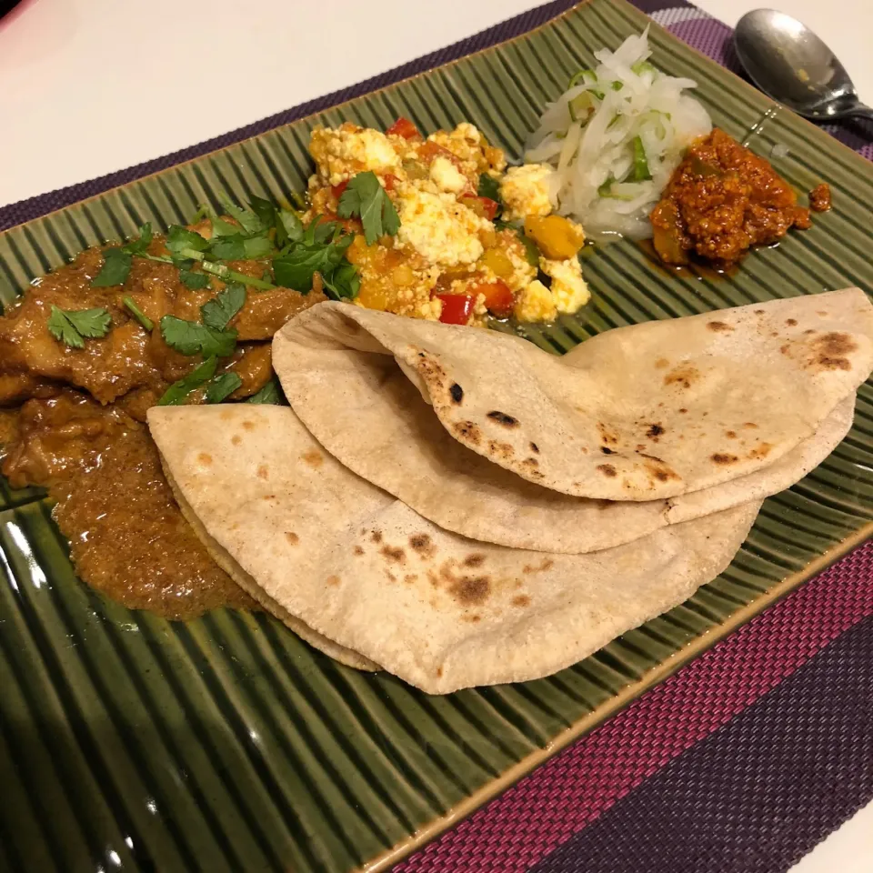 チャパティ、ヨーグルト風味のチキンカレー、パニールムグライ、大根のサラダ|ユキ❄︎ミライさん