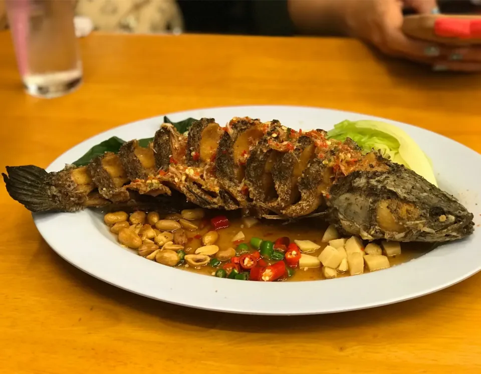 Fried fish with mixed herbs | ปลาช่อนลุยสวน  #thaifood  #friedfish #mixedherbs|jun8321さん