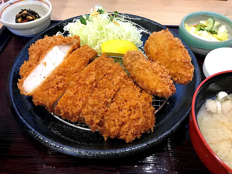 Snapdishの料理写真:平牧三元豚ロースかつとカキフライ定食|マハロ菊池さん