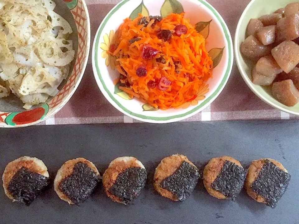 いつもと違うキャロットラペ🥕
れんこんのアンチョビバジル和え🍃
れんこんもち＊雷こんにゃく⚡️|ままみさん