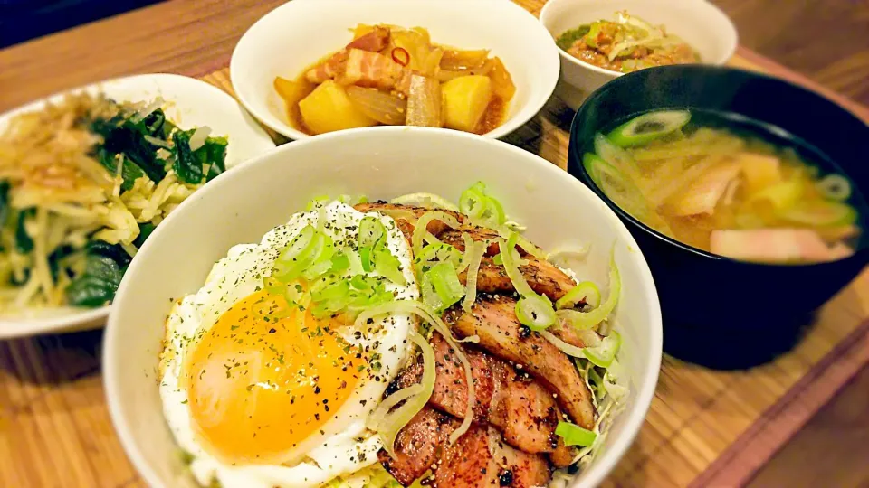 ﾍﾞｰｺﾝ丼&ﾍﾞｰｺﾝじゃが、
その他～
の晩ごはん✨|kaz(*･ω･)さん