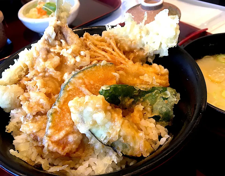 Snapdishの料理写真:昼ごはん☀️😄
イワシと穴子の天丼 
サーモンのアラの粕汁
茶碗蒸し
サラダ
 #いわし #穴子#粕汁|ぽんたさん