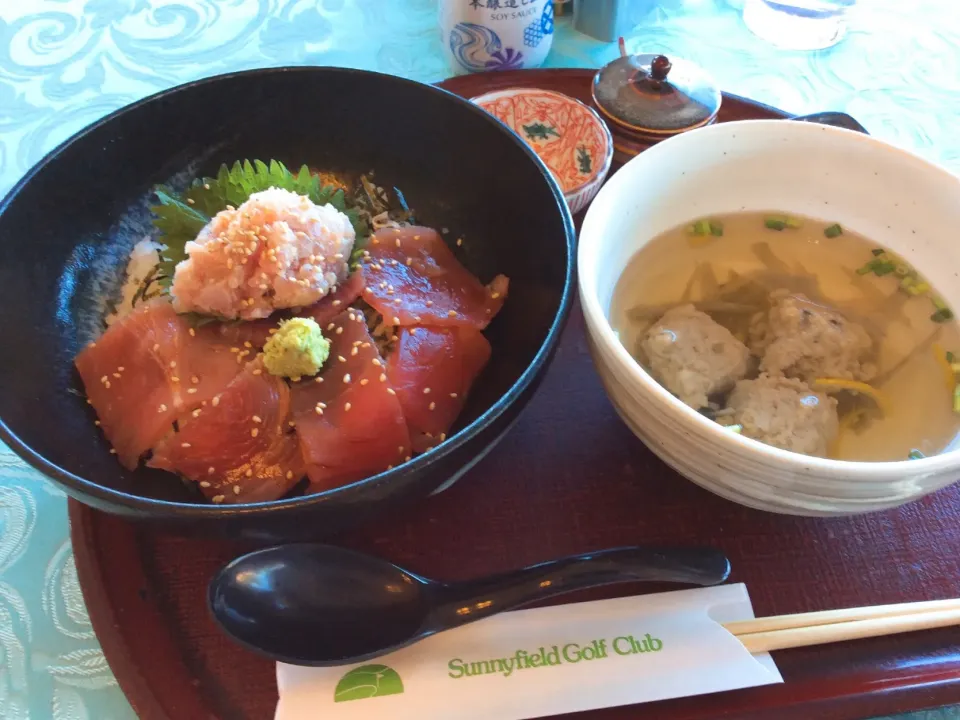 ゴルフ場飯⛳️🏌️‍♂️😋「2種類のマグロ丼と秋刀魚つみれ汁」|アライさんさん