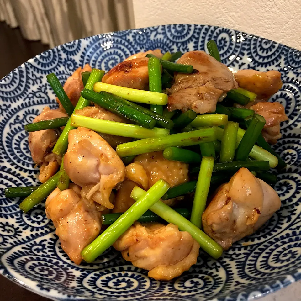 Snapdishの料理写真:Mayumiさんの料理 鳥とにんにくの芽炒め🌱|ヨッチャンさん