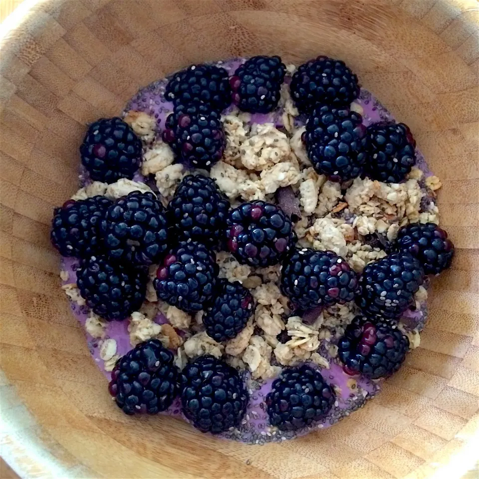 Soy blueberry Yogurt, Granola with dark chocolate, and blackberries 😋|MissYumYumさん