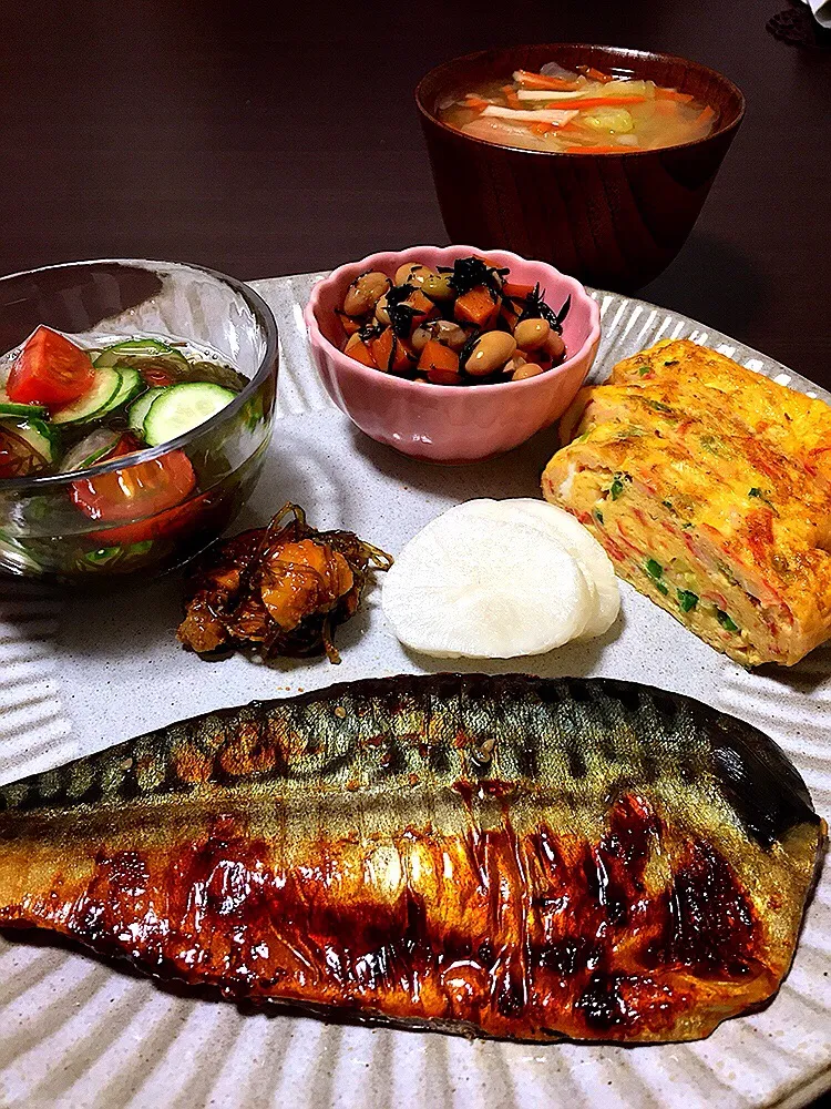 ⭐️鯖のみりん干し
⭐️カニカマとネギの卵焼き
⭐️お豆とひじきの煮物
⭐️トマトときゅうりのもずく酢和え
⭐️べったら漬け
⭐️たらこ昆布
⭐️キャベツと人参の味噌汁|よっちぃさん