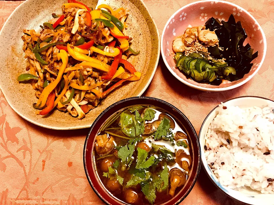 青椒肉絲 ホタテきゅうりワカメの酢の物 なめこと豆腐の赤出汁 雑穀ご飯|Junko Tominagaさん